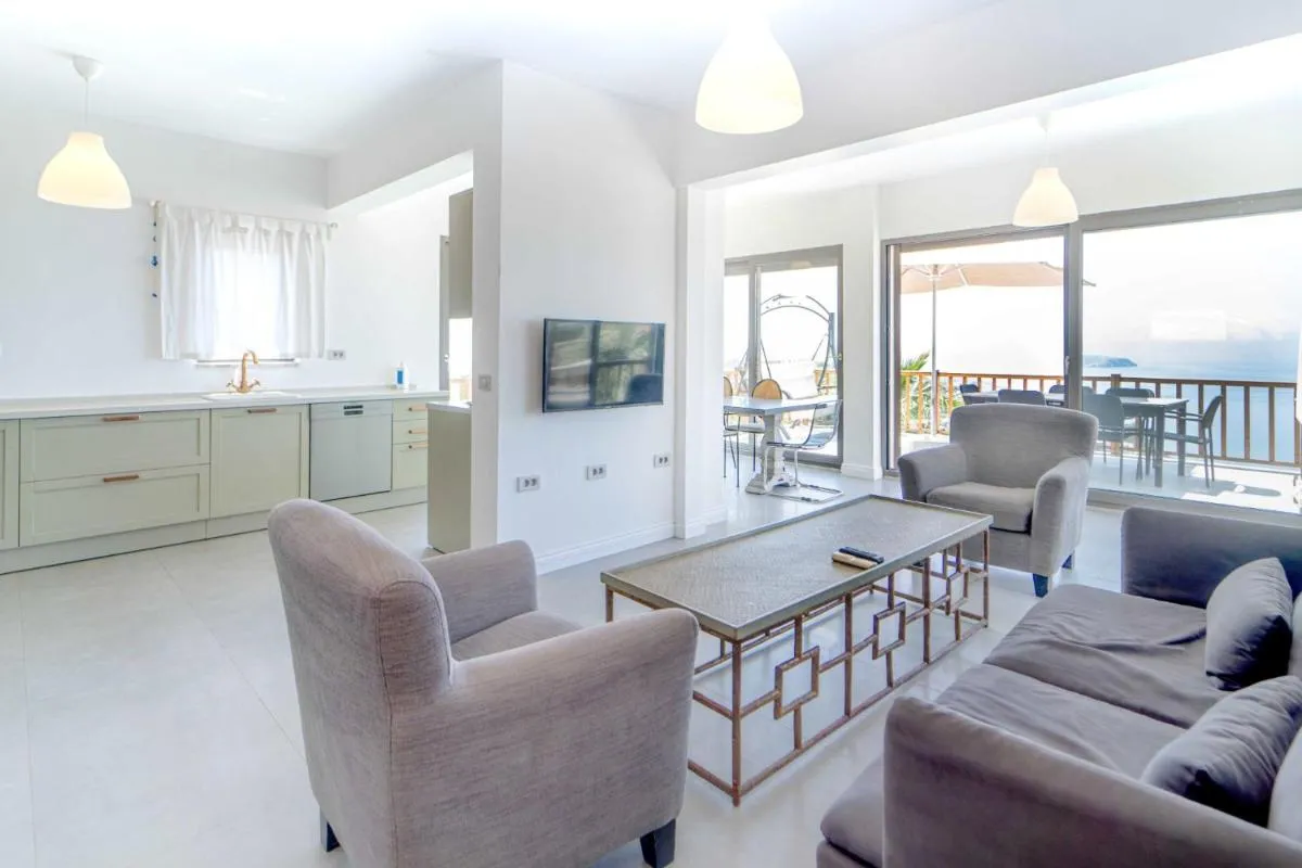 Image 4 of Sea View Flat with Terrace 3 min to Beach