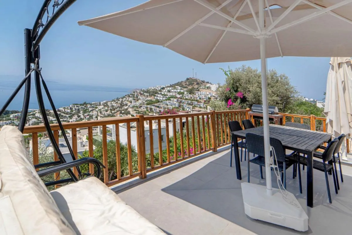 Image 5 of Sea View Flat with Terrace 3 min to Beach