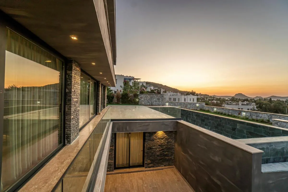 Image 1 of 7 Deluxe – A Seductive Blend Of Style And Serenity
