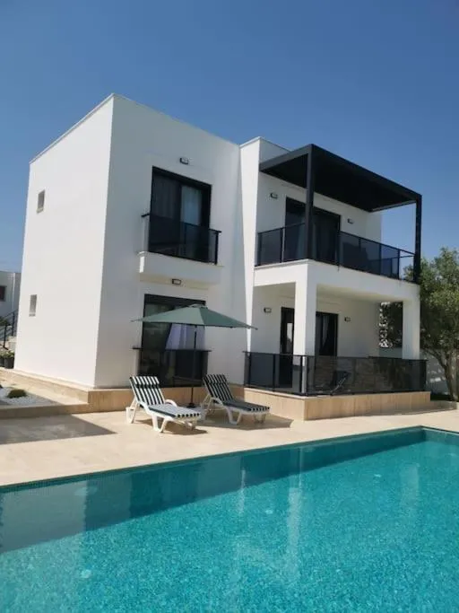 Image 4 of Brand New 2 Bedroom Garden Floor Flat with Pool A1