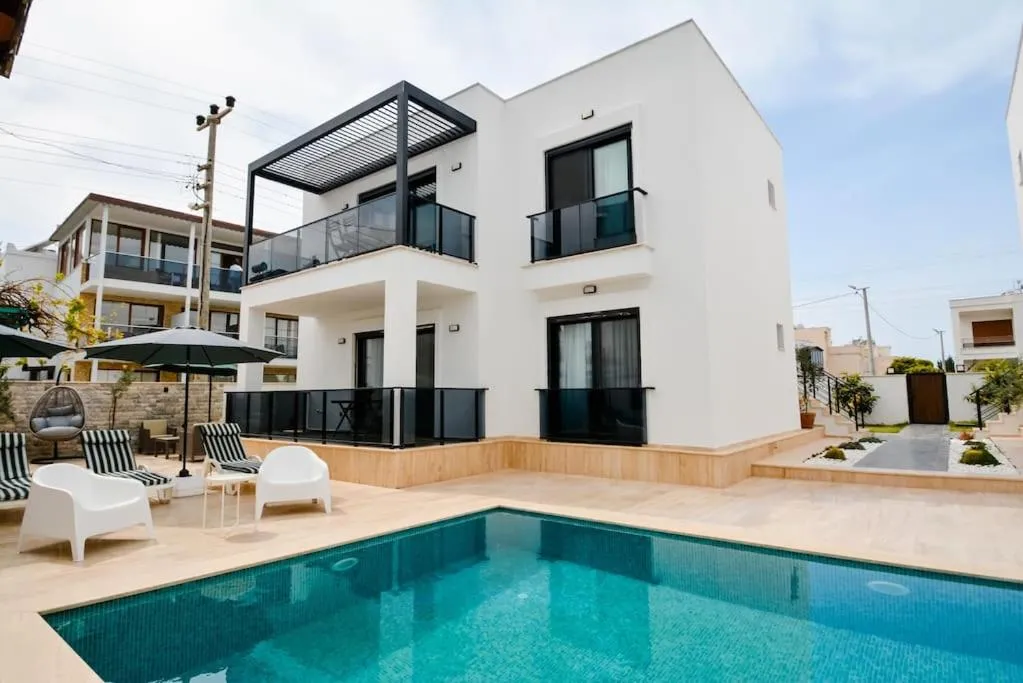 Image of Brand New 2 Bedroom Top Floor Flat with Pool A2