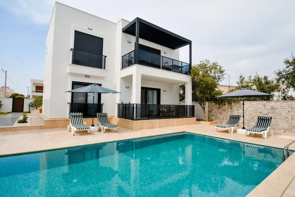 Image of Brand New 2 Bedroom Top Floor Flat with Pool B2