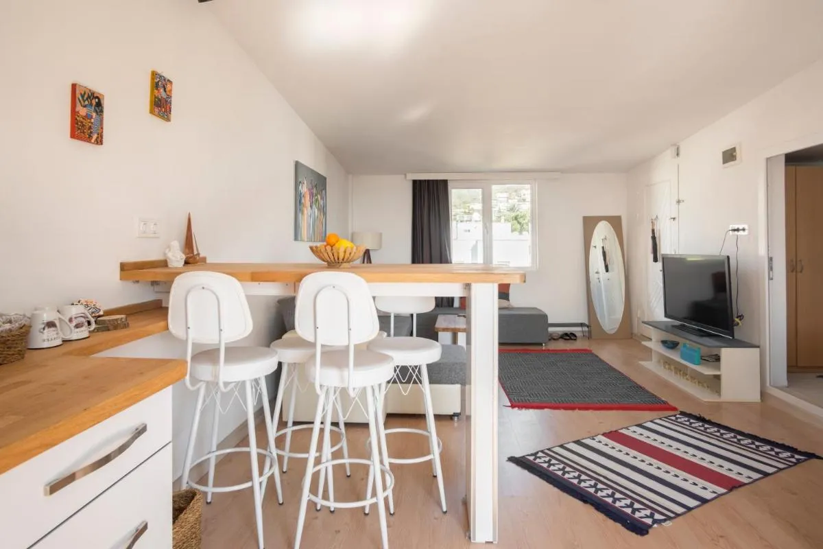 Image 4 of Central, Cozy, Comfy, 1BR House, Free Parking & Fast Wi-Fi, 4ppl