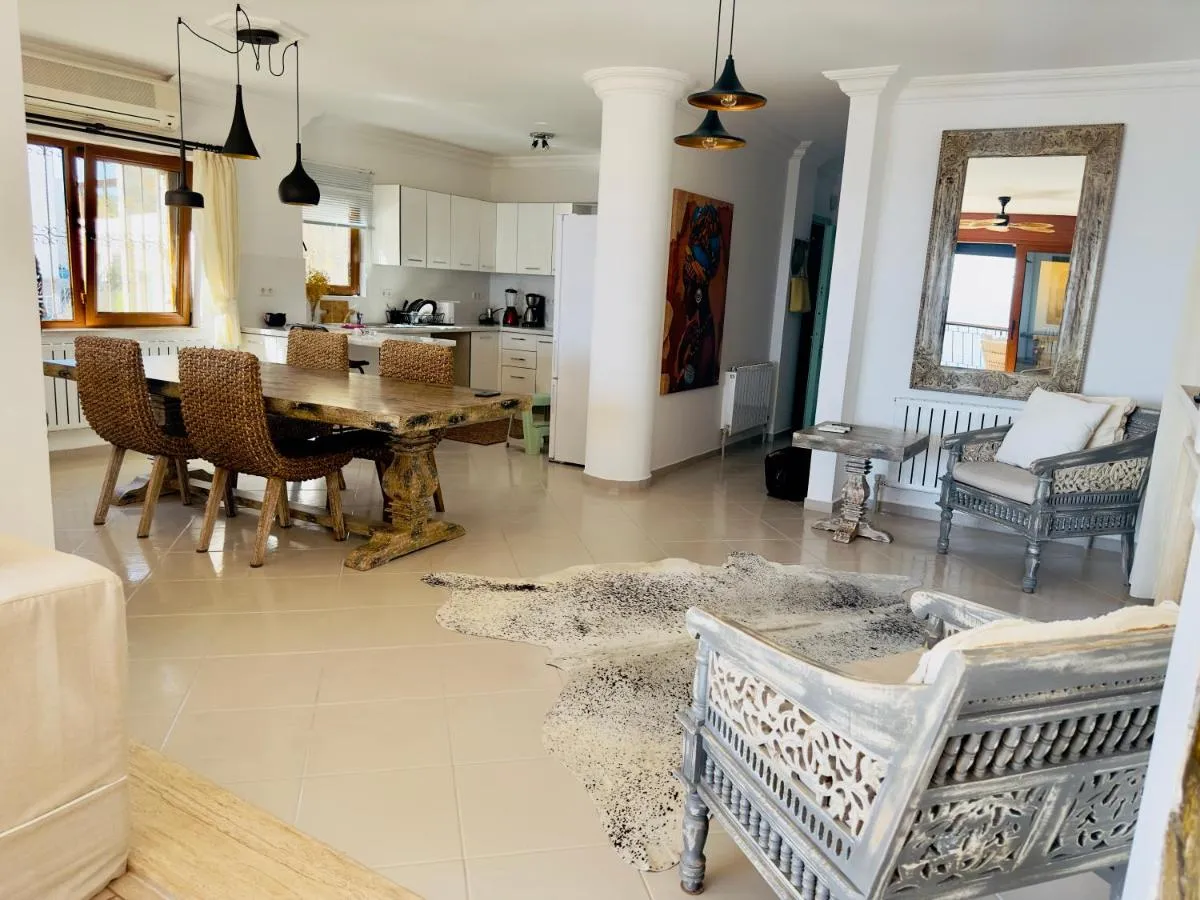 Image 3 of Deniz manzarali tas villa