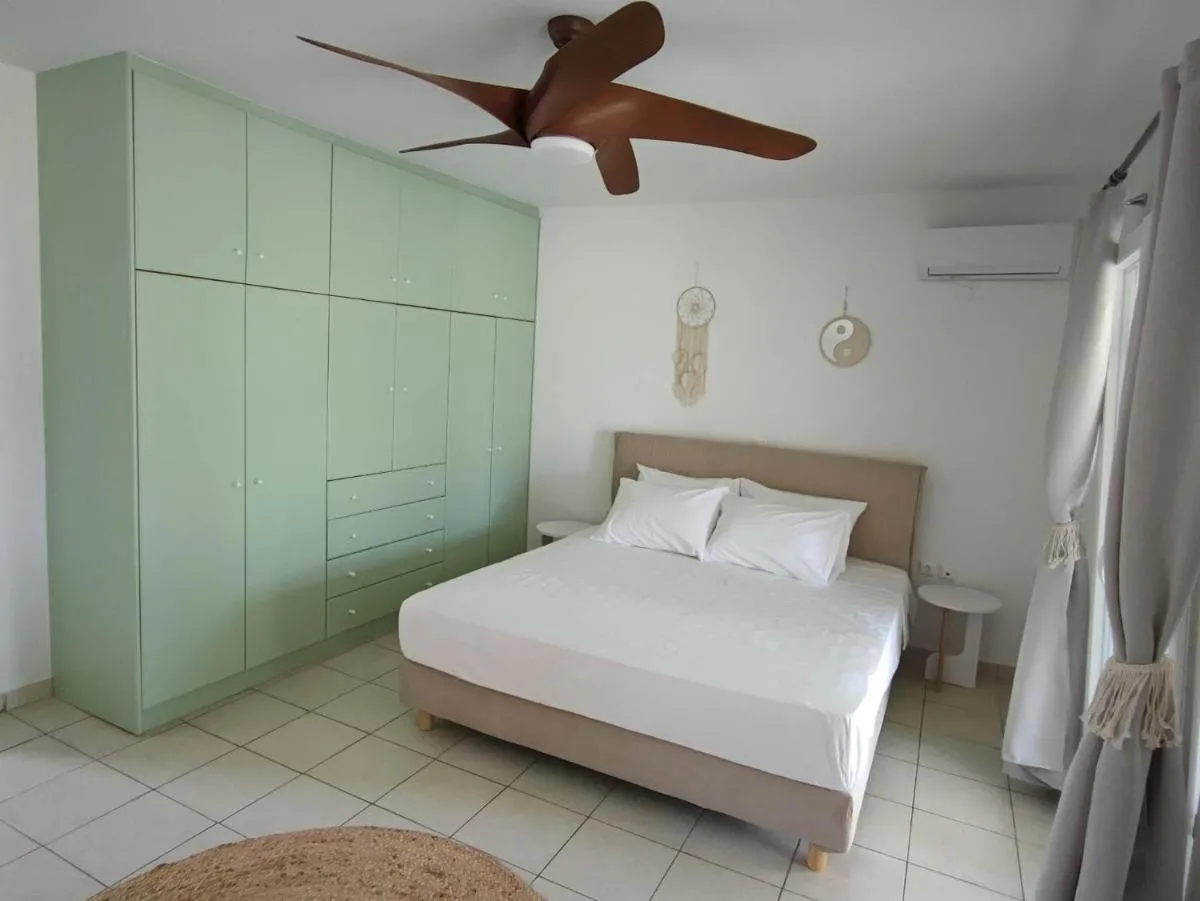Image 1 of Elia Small Paradise