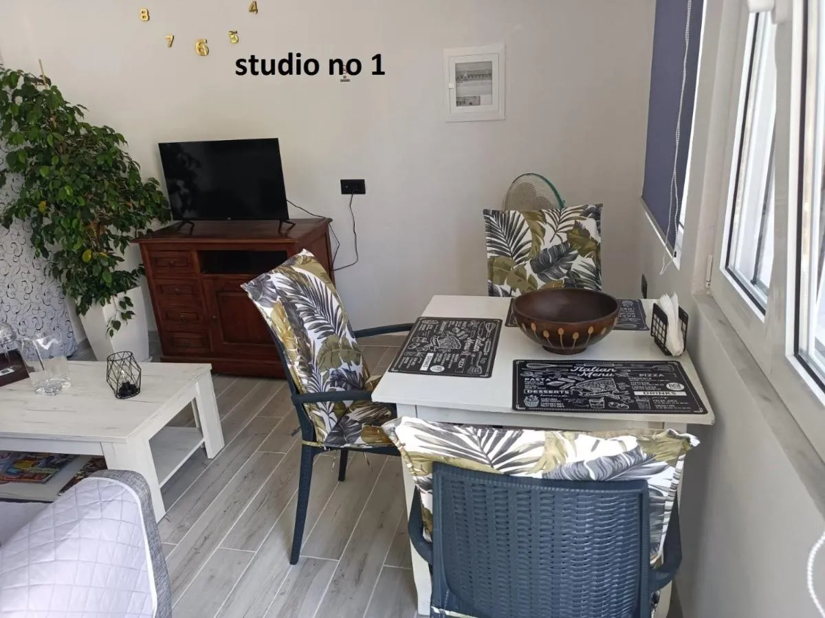 Image 5 of Evestudioskos