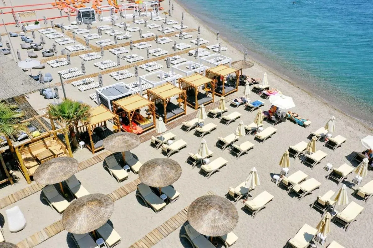 Image 1 of Jacksons sea view living
