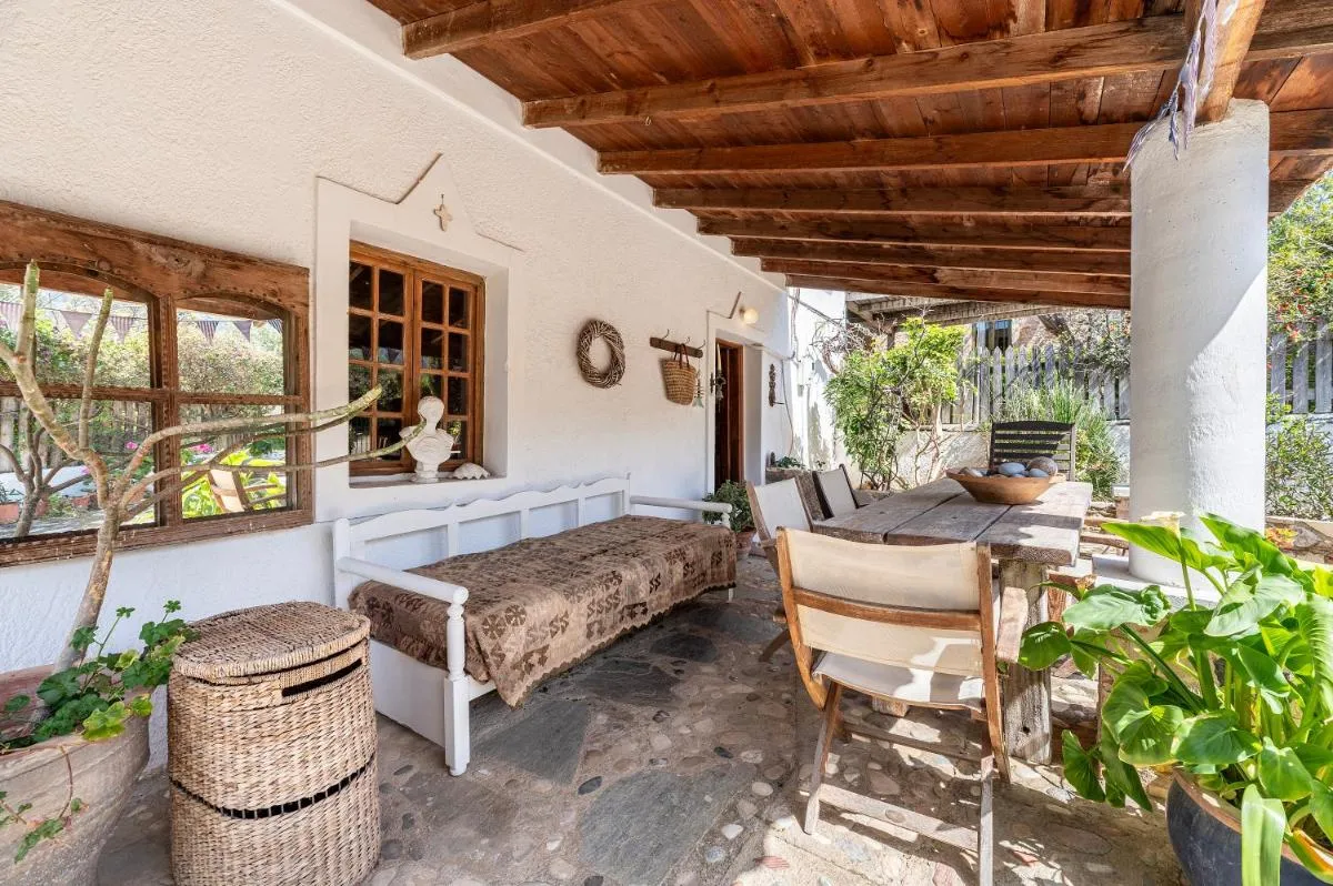 Image 4 of Paradiso Vintage Villa: Traditional 1944 Gem