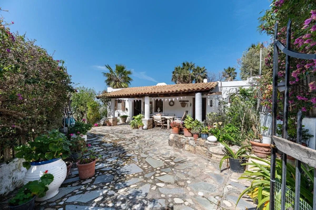 Image 2 of Paradiso Vintage Villa: Traditional 1944 Gem