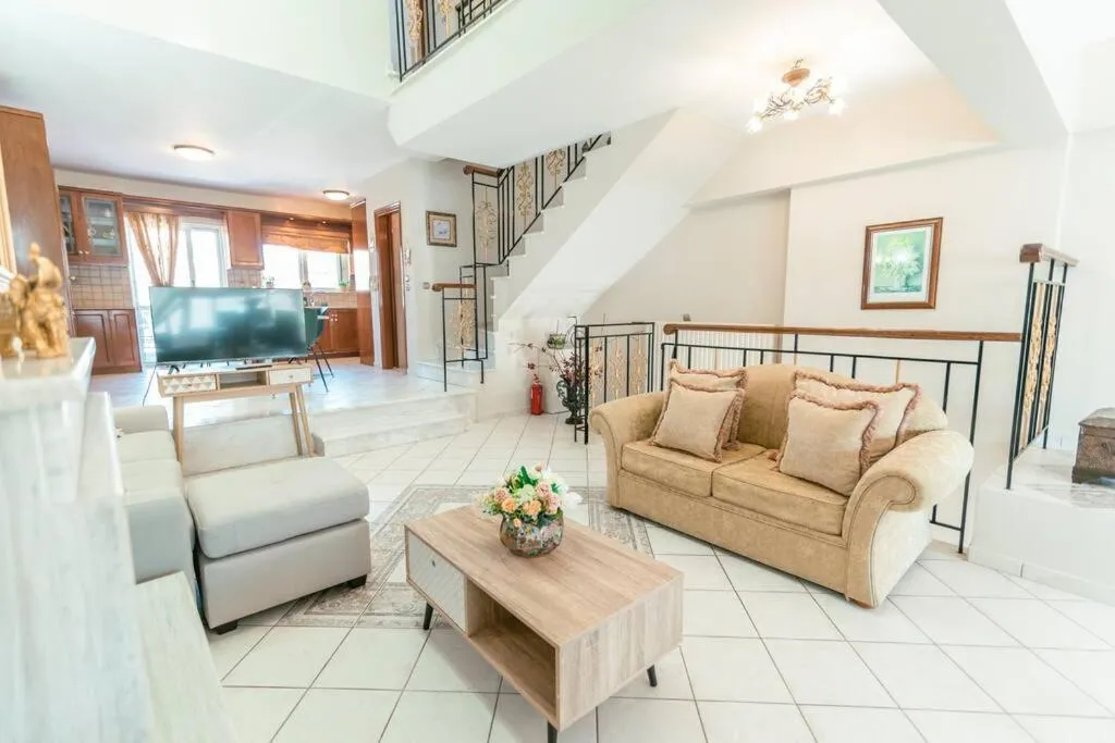 Image of Rena’s Center House