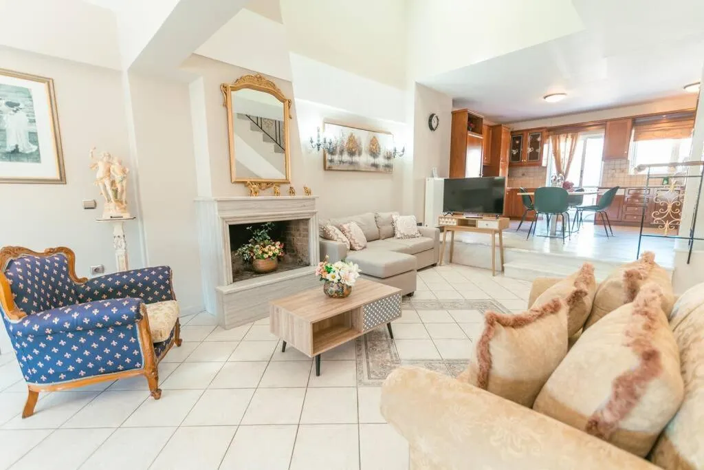 Image 4 of Rena’s Center House