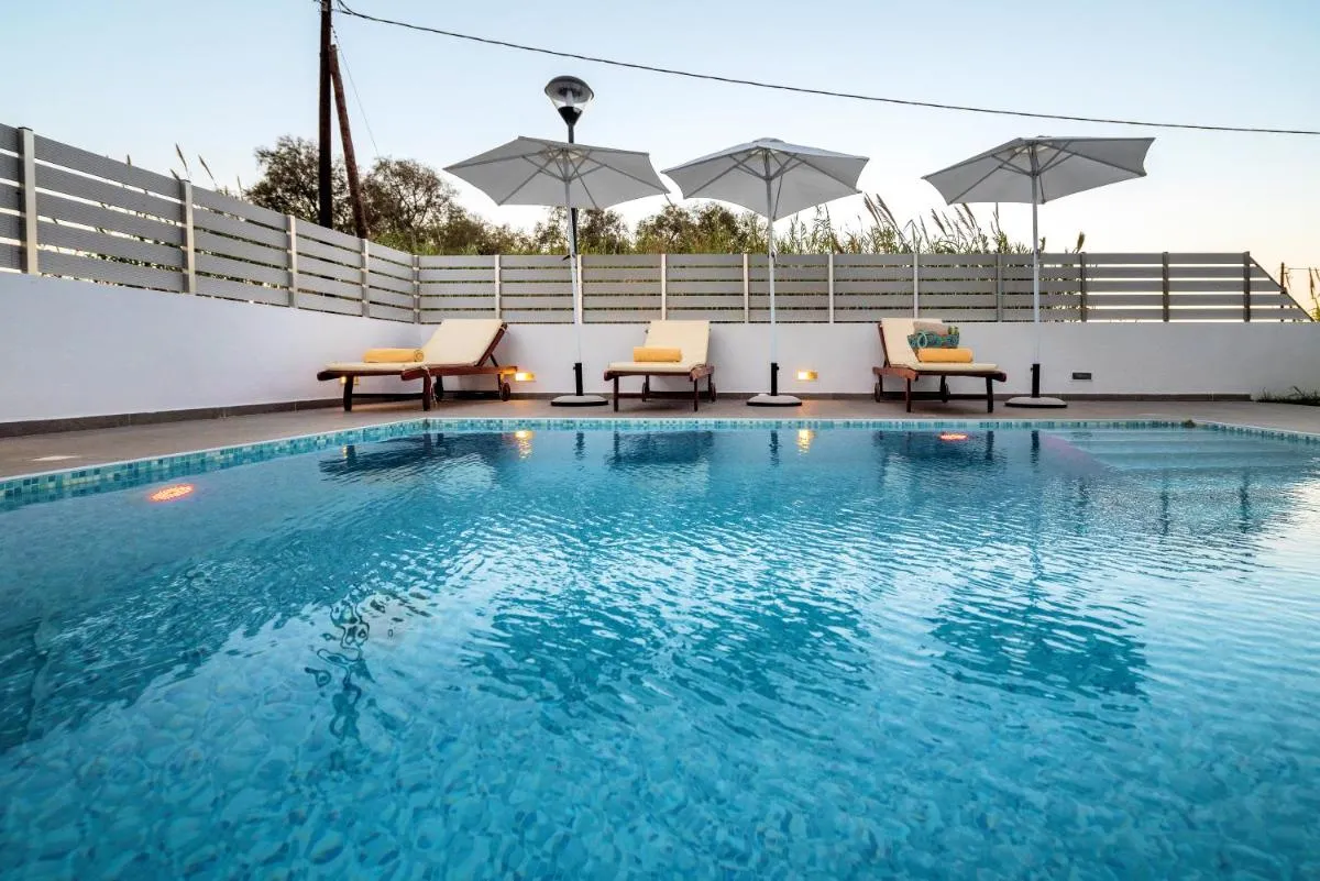 Image 4 of Seabreeze Villa – with Jacuzzi & heated pool