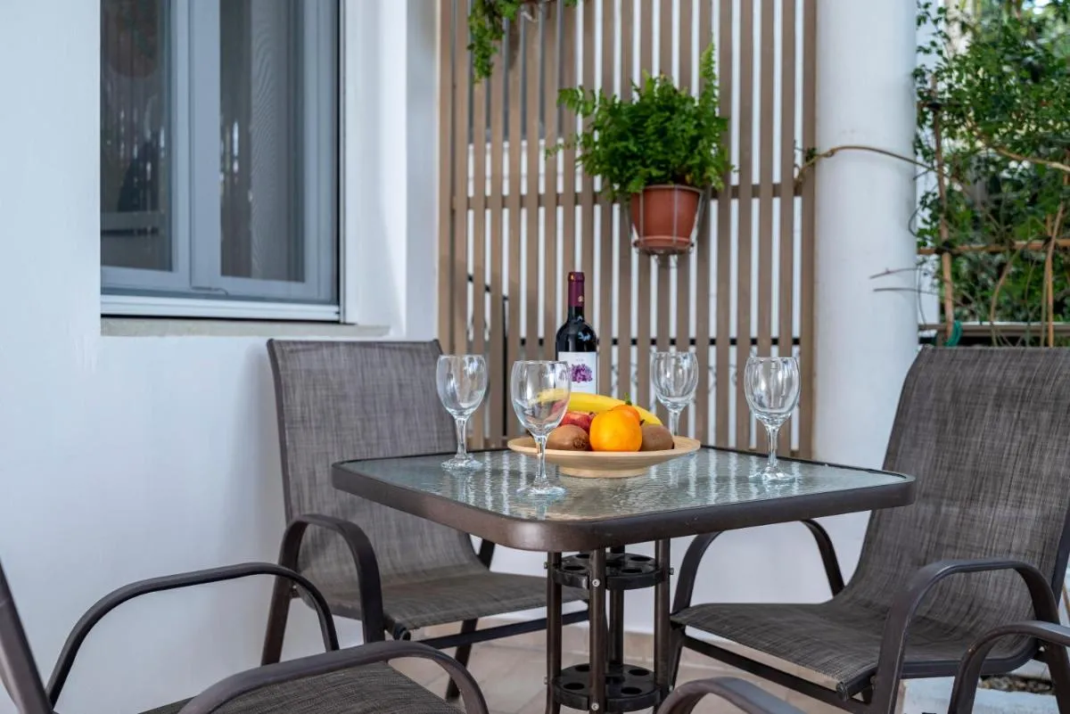 Image 4 of Spacious & Luxe 3BR Downtown 1min to Beach