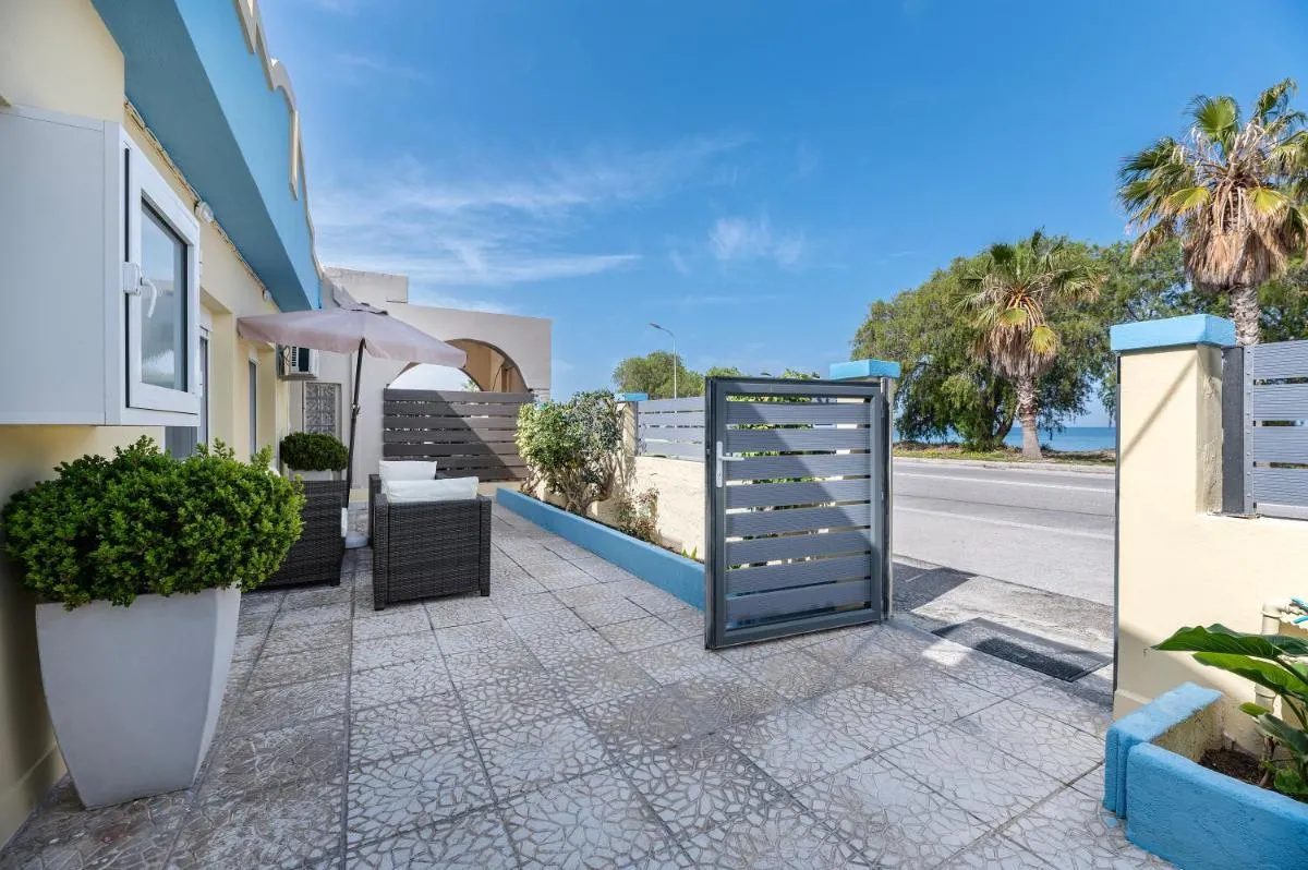Image 2 of Sun & Waves Beachfront Suite