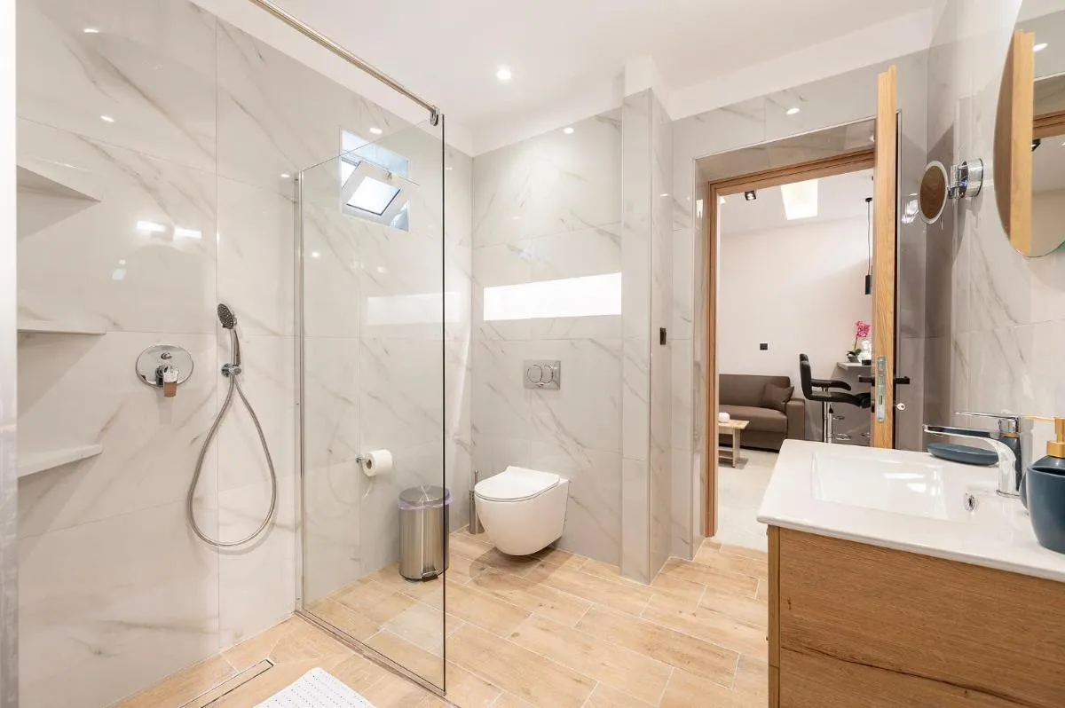 Image 1 of The Saltwater Suite 1Min Beach