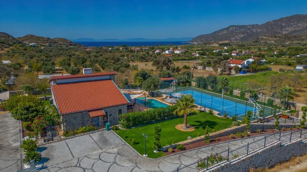 Image of Villa Neveda mit Tennis und Basketballplatz
