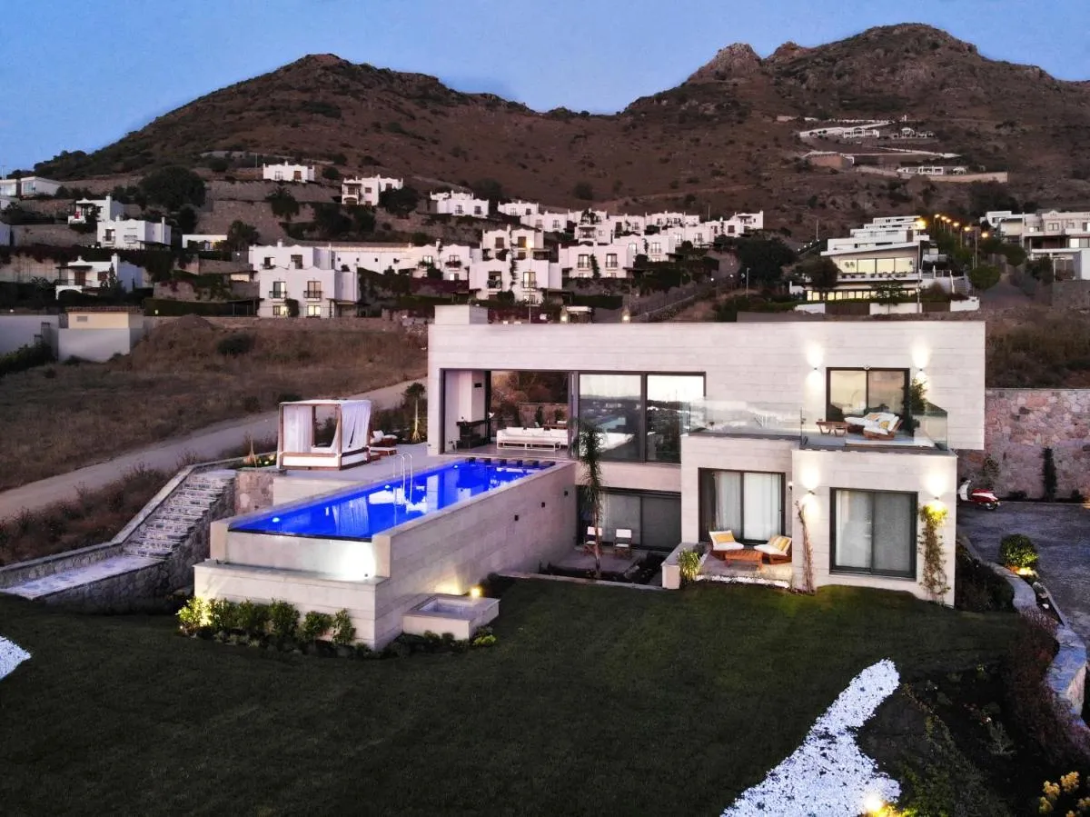 Image 1 of Vistaport A – Luxury Villa